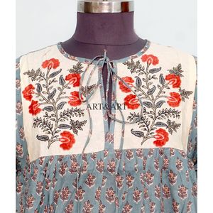 Robe d'été moderne en coton tricoté pour femme, coupe trapèze, col en V, bretelles ajustables à pompons, confortable, respirante, imprimé floral, naturel - Product Image 3
