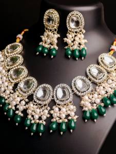 Ensemble de bijoux traditionnels Kundan en or pour femmes, collier et boucles d'oreilles pendantes en perles vert foncé, accessoires de mariage pour la mariée, exportation en gros - Product Image 2