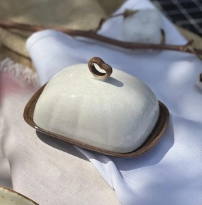 Recipiente para Mantequilla Artesanal con Tapa con Anillo de Elevación, Bandeja Compacta para Servir, Acabado Liso y Elegante, Porta Mantequilla para Mesa de Cocina - Product Image 1