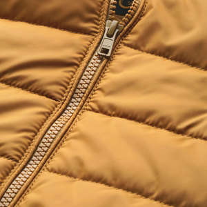 เสื้อแจ็คเก็ตพัฟเฟอร์แฟชั่นสำหรับฤดูหนาว พร้อมไส้ในนุ่มและวัสดุกันลม เหมาะสำหรับการออกนอกบ้านในสภาพอากาศเย็น - Product Image 4