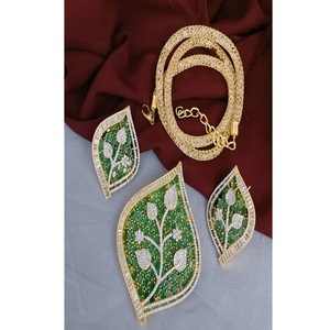 ชุดสร้อยคอพร้อมจี้ประดับเพชรซิร์คอนชุบทองคุณภาพพรีเมียม ดีไซน์เก๋ไก๋ทันสมัย เหมาะสำหรับงานแต่งงานแบบฮินดู - Product Image 1