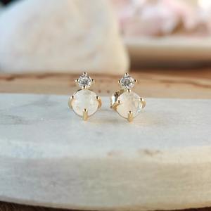 Boucles d'oreilles clous en argent sterling 925 plaqué or avec pierre de lune arc-en-ciel et zircon cubique délicat, bijou de naissance, cadeau pour femme, mariage et soirée - Product Image 5