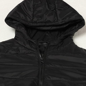 Veste matelassée en toile à capuche pour homme avec logo sur le devant - Design moderne matelassé, élégant et durable pour une utilisation en extérieur et en décontractation - Product Image 6