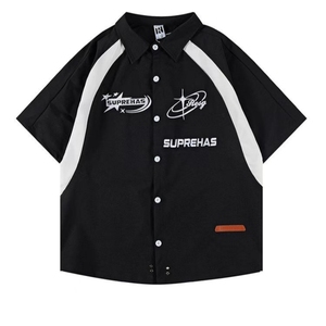 Camisa de Manga Corta Extra Grande para Hombre, Negra con Ribete en Contraste Blanco, Estilo Urbano, Logotipo Impreso en la Parte Delantera, Alta Calidad, Hecha a Medida - Product Image 1