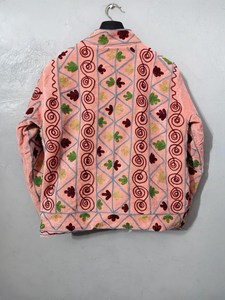 Veste Suzani en velours rose unique et parfaite pour l'hiver, brodée, style bohème floral, faite à la main, blazer pour femme, pièce maîtresse - Product Image 3