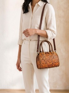 Bolso de Hombro Tipo Boston con Cierre de Cremallera de Cuero, Diseño Floral Tallado, Gran Capacidad para Viajes y Uso Diario - Product Image 4