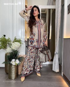 Conjunto de top y pantalón de crepé con estampado digital y pedrería, ideal para fiestas, de proveedor de Surat. - Product Image 6