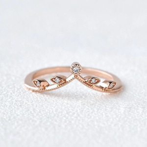 Anillo de Oro Rosa con Diamante Cultivado en Laboratorio en Forma de Espina de Pescado - Product Image 1