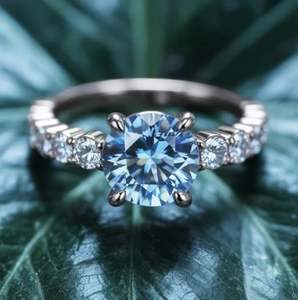 Anillo de Compromiso, Boda y Propuesta de Matrimonio de Lujo con Moissanita Azul Redonda en Engaste de Oro sobre Plata de Ley 925 - Product Image 3