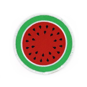 Étiquette tissée ronde en tissu brodée motif pastèque pour vêtement, lavable, auto-adhésive, pliée au centre - Product Image 1