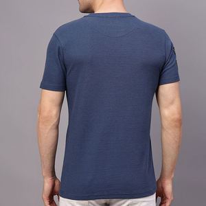 T-shirt pour homme bleu marine à col rond, manches courtes, coupe ajustée, couleur unie, décontracté, tricoté, respirant, logo sur la manche gauche, OEM ODM - Product Image 3