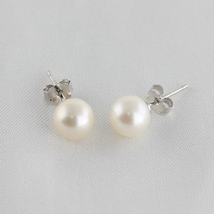 Boucles d'oreilles rondes en argent 925 avec perle d'eau douce, petite bourgeoise, cadeau de vacances, design élégant et discret - Product Image 3