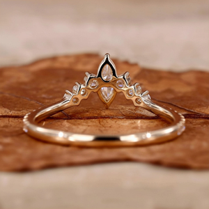 Anillo de Boda Curvo de Moissanita con Corte Ovalado, Diseño de Corona y Chevron, con Engaste de Puntas, Anillo Nupcial Apilable de Oro, Unisex - Product Image 3