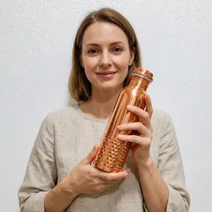 Bouteille d'eau en cuivre pur demi-martelé de qualité supérieure, double texture, design moderne, récipient en cuivre 100 % ayurvédique pour le yoga, le bureau et les cadeaux - Product Image 2