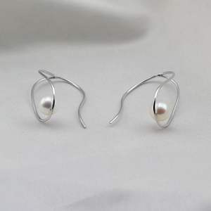 Atractivos Pendientes de Plata 925 con Perlas Redondas Limpias de 8-9 mm, Diseño Simple y Elegante, Gancho Exagerado - Product Image 3