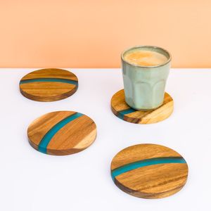 Collection de sous-verres artisanaux en bois et résine avec finition décorative style rivière pour table basse et bureau - Product Image 1