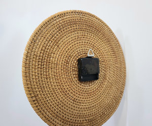Horloge murale artisanale vietnamienne de 12 pouces en rotin, style rustique cottagecore, minimaliste, moderne, tissée naturellement, fournisseur de décoration intérieure - Product Image 6