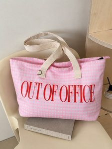 กระเป๋าผ้าแคนวาสลายตารางขนาดใหญ่ พร้อมลายพิมพ์ตัวอักษร Out of Office สายสะพายยาวแบบมีซิป เหมาะสำหรับไปทะเล ออกกำลังกาย และเล่นกีฬา - Product Image 3