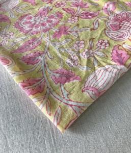 Tissu en coton imprimé à la main – Motif floral Mughal Jaal |   Rose sur vert olive |   Textile indien fait main - Product Image 2