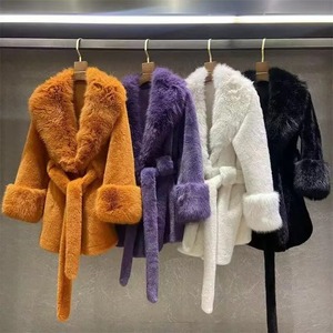 Abrigo de Piel Sintética Ecológico para Mujer, Estilo Casual, Largo Medio, Manga Larga, Color Sólido, Grueso y Cálido para Invierno, con Cinturón y Ribete de Piel - Product Image 1