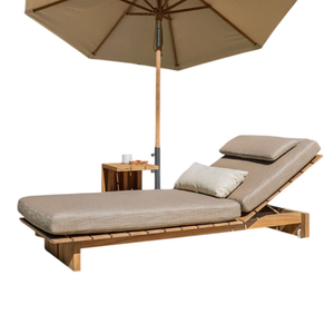 Chaise longue en teck massif avec dossier réglable, surface à lattes, roues arrière et plateau latéral pliable - Product Image 3