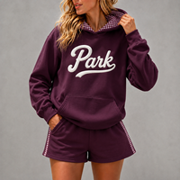Ensemble sweat à capuche et short en molleton brodé pour femme, coupe au-dessus du genou, avec bordure contrastante et épaules tombantes, idéal pour les jeunes et les clubs.
