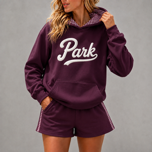 Conjunto de Sudadera con Capucha y Pantalones Cortos de Felpa de Alta Calidad para Mujer, Color Ciruela Oscuro, con Ribete a Cuadros en Contraste y Hombros Caídos, Ideal para Ropa Deportiva Juvenil - Product Image 1