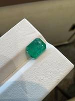 Émeraude naturelle verte 2,03 carats, taille émeraude, pierre précieuse facettée, jeu de couleurs, Zambie, vente en gros pour la fabrication de bijoux/les collectionneurs