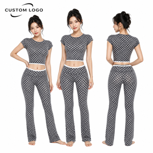 Ensemble 2 pièces personnalisé avec logo pour femme : T-shirt court gris à pois à manches courtes et pantalon de yoga évasé – Tenue de yoga à jambes évasées - Product Image 1