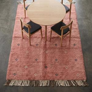 Tapis de luxe en laine tuftée à la main de style marocain rose poudré, doux et moelleux, motif tribal, tapis décoratif avec franges et pompons - Product Image 5