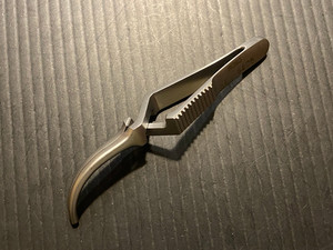 Pince Bulldog Debakey Moderne et Élégante, Neuve, Tendance Actuelle, Prix de Gros, Légère et Personnalisable - Product Image 1
