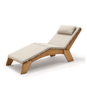 Le fauteuil lounge en bois Elena présente une finition en teck et est livré avec des coussins en tissu de couleur crème. - Product Image 1