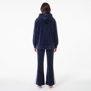 Ensemble survêtement deux pièces pour femme : veste à capuche en velours et pantalon de jogging évasé avec logo brodé personnalisé et bande latérale - Product Image 2