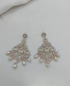 Exquisito Conjunto de Joyería Nupcial Étnica Chapada en Oro Rosa con Aleación, Collar Gargantilla de Piedra de Zirconia, Pendientes y Maang Tikka para Aniversario - Product Image 4