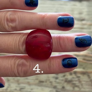 Ensemble de bagues en résine colorées en forme de cœur, bijoux audacieux et volumineux pour filles et femmes, accessoire de mode amusant, résistant à l'eau, pour un usage quotidien - Product Image 2