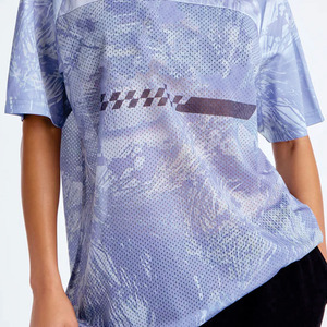 เสื้อฟุตบอลอเมริกันผ้าตาข่ายน้ำหนักเบา พิมพ์ลายแบบซับลิเมชั่น สำหรับผู้หญิง ระบายอากาศได้ดี ผลิตจากโพลีเอสเตอร์ รับผลิตตามแบบ Y2k ชุดกีฬาทีม บริการ OEM - Product Image 6
