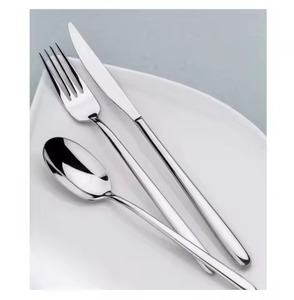 Juego de cubiertos contemporáneo de metal, cuchara y tenedor, de acero inoxidable, para uso en restaurantes y hostelería. - Product Image 4