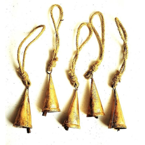 Clochettes de Noël rustiques faites à la main, cloche de vache vintage en fer recouvert de laiton avec corde en jute à suspendre pour décoration de ferme shabby chic pour les fêtes - Product Image 3