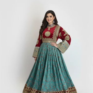 Impresionante y elegante mujer vestida en un magnífico vestido largo estilo Anarkali de terciopelo rojo y seda verde azulado, con un estilo casual. - Product Image 1