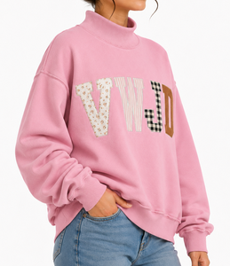 Pull ras du cou vintage pour femme, style universitaire, avec broderie appliquée du nom de l'État, en molleton doux, pour le campus et le spirit d'équipe - Product Image 4