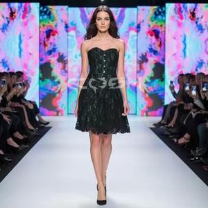 Vestido Bustier de Moda al por Mayor, sin Tirantes, con Superposición de Malla Floral Negra y Satén Verde Esmeralda - Product Image 3