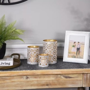 Ensemble de bougeoirs cylindriques avec découpes florales, finition intérieure dorée, décoration d'intérieur, utilisation pour mariage, durable - Product Image 1