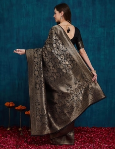 Sari Tradicional Kanjivaram de Seda KV con Borde Tejido con Zari Dorado para Fiestas Otoñales - Product Image 3