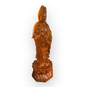 La statue debout de la déesse de la miséricorde, exquisamment sculptée, est en bois de Huong. - Product Image 3