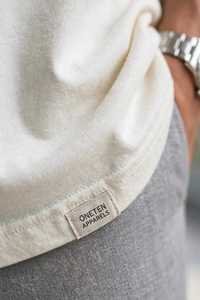 Conjunto de Ropa Casual de Invierno para Hombre: Camiseta Blanca de Cuello Redondo con Parche de Logotipo Frontal y Pantalones Grises de Punto de Forro Polar Liso - Product Image 6