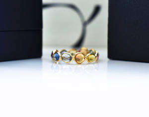 Anillo de Eternidad Delgado de Oro de 18K, Hecho a Mano, con Múltiples Zafiros Naturales, Corte Ovalado, Gema Arcoíris - Product Image 3