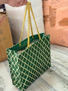 Sac fourre-tout élégant en soie rose fait main avec broderie en treillis doré, parfait pour les mariages, les occasions festives et les célébrations ethniques - Product Image 3