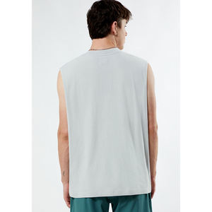 Camiseta sin mangas de estilo moderno con corte holgado y tela suave, que ofrece comodidad y un estilo sin esfuerzo para uso diario y entrenamientos. - Product Image 3