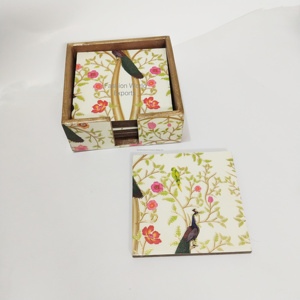 Juego de Portavasos Decorativos de Madera con Ilustración Artística de Pavo Real Floral para Mesa de Comedor, Cocina, Cafetería, Restaurante - Product Image 1