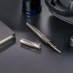 Bolígrafos Rollerball Recargables con Punta Puntiaguda, Diseño en Espiral, Acabado en Gris Metálico, Modelo PN62-GRY, Juego en Caja de Cuero PU de Lujo - Product Image 5